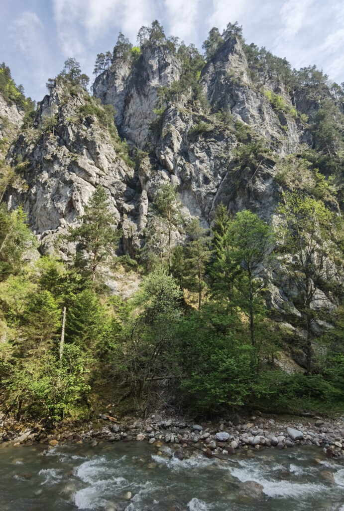 Hohe Felsen prägen das Landschaftsbild der Kundler Klamm