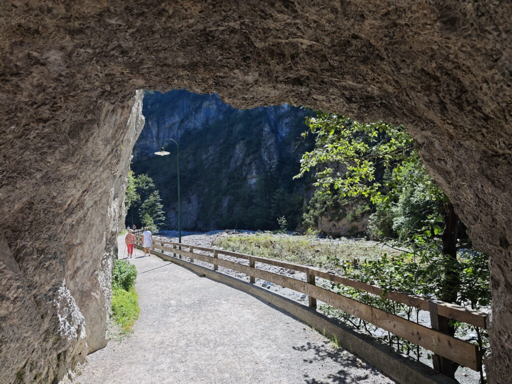 Durch dieses Felsentor kommst du Richtung Klamm