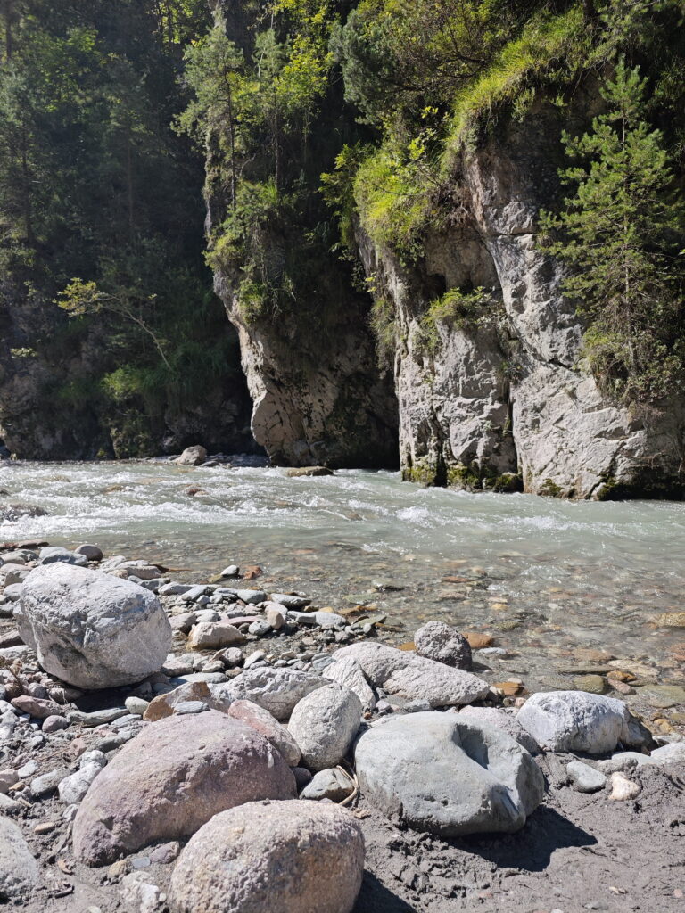 Bunte Felsen säumen das Ufer der Wildschönauer Acher in der Kundler Klamm