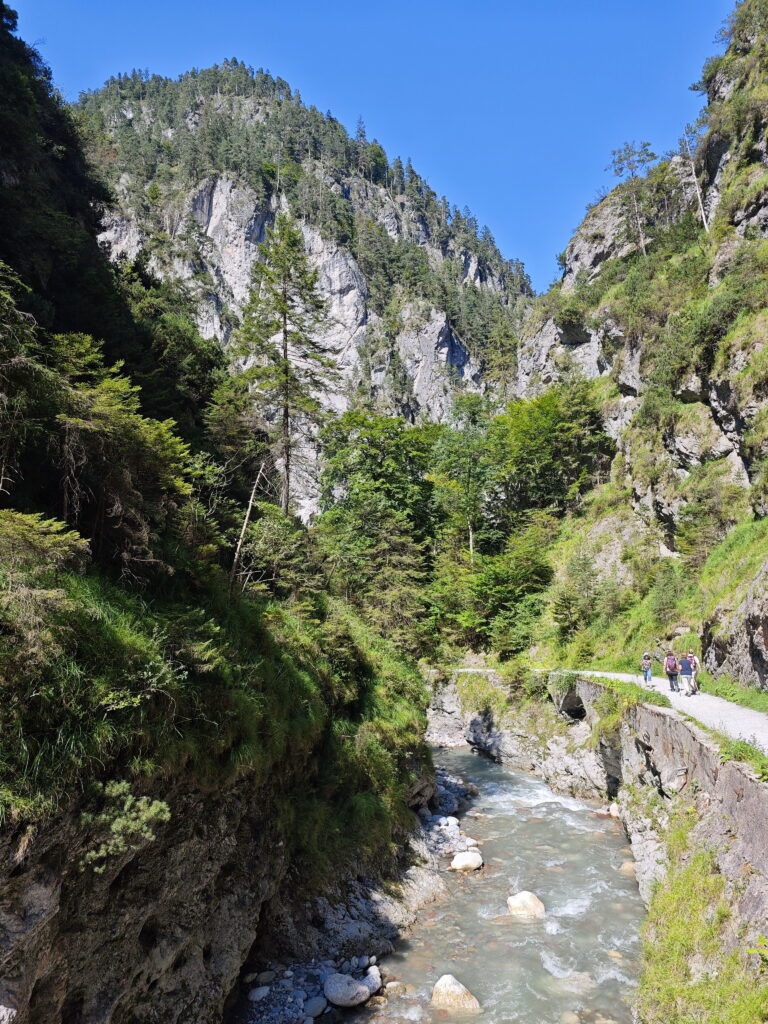 Dieser breite Wanderweg führt durch die Kundler Klamm